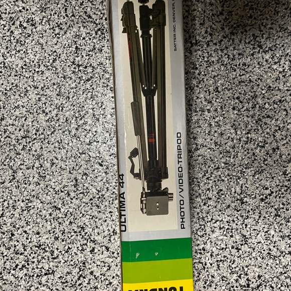 New in box Tundra ultima 44 camera video tripod - Picture 3 of 6